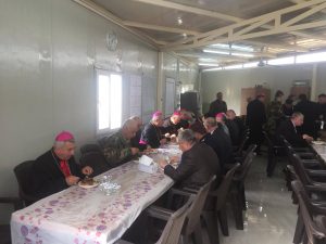 A l'issue de la consécration épiscopale de Mgr Najeeb Michael, la délégation du patriarche et des autorités civiles et religieuses de la plaine de Ninive s'est réunie à la base de vie de Karamless