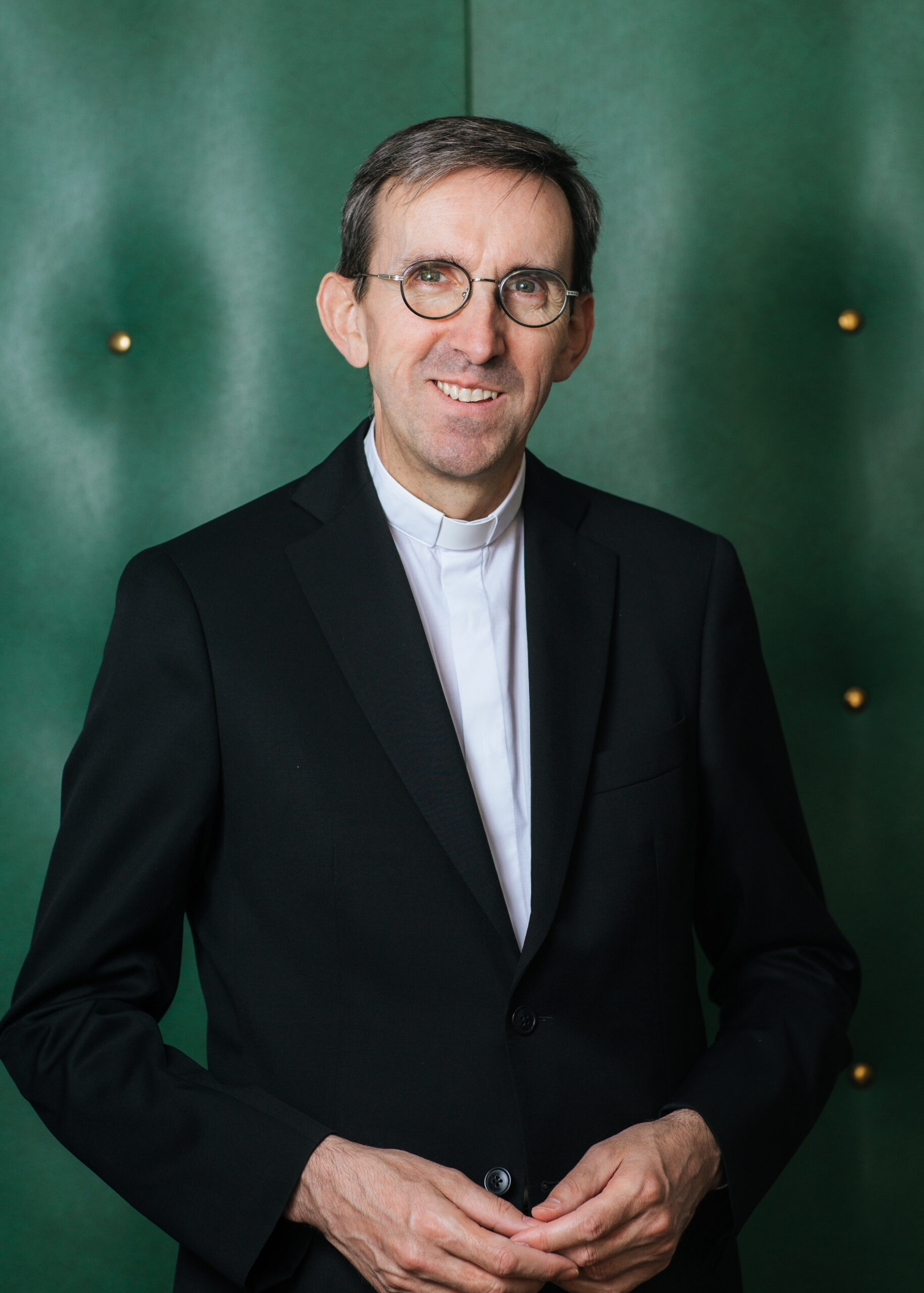 Mgr Hugues de Woillemont Portrait de Mgr. Hugues de WOILLEMONT, dans les locaux de L'Œuvre d’Orient, 20 rue du Regard, Paris, 6ème. Mgr. de WOILLEMONT est nommé directeur général de L'Œuvre d’Orient à partir d1er septembre 2025.